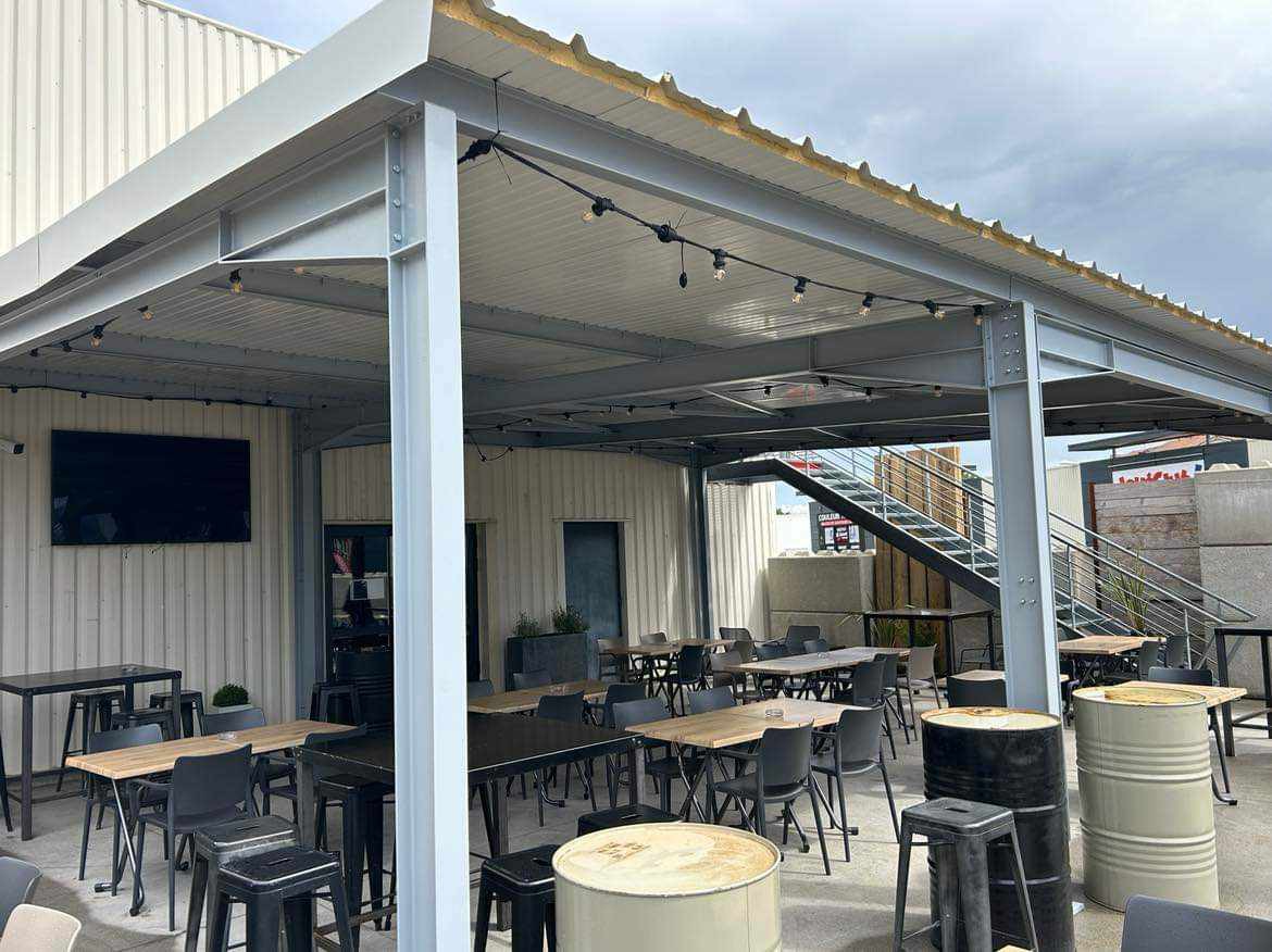 pergolas acier gris clair terrasse restaurant