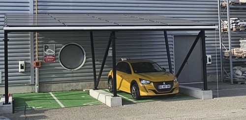 ombrière parking Gedimat recharge avec panneaux solaires