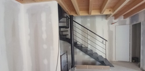 escalier industriel en acier dans une maison rénovée en Ardèche