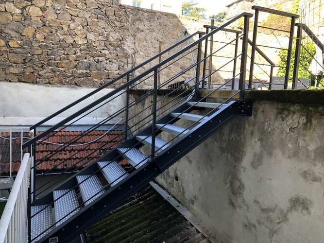 Escaliers avec limons lateraux et garde corps Métablok