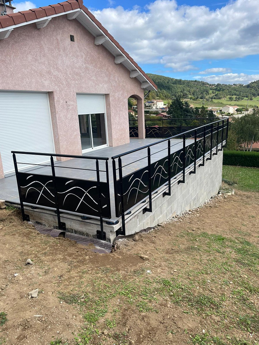 barrière extérieur terrasse acier noir et motif vague