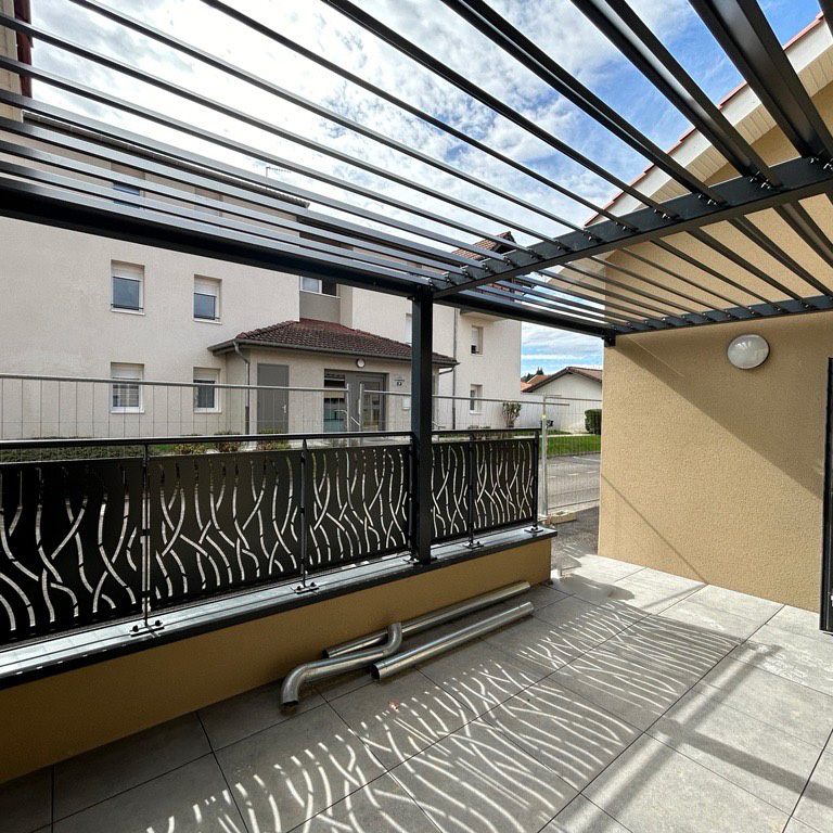 brise-soleil sur-mesure avec barrière pour une terrasse 