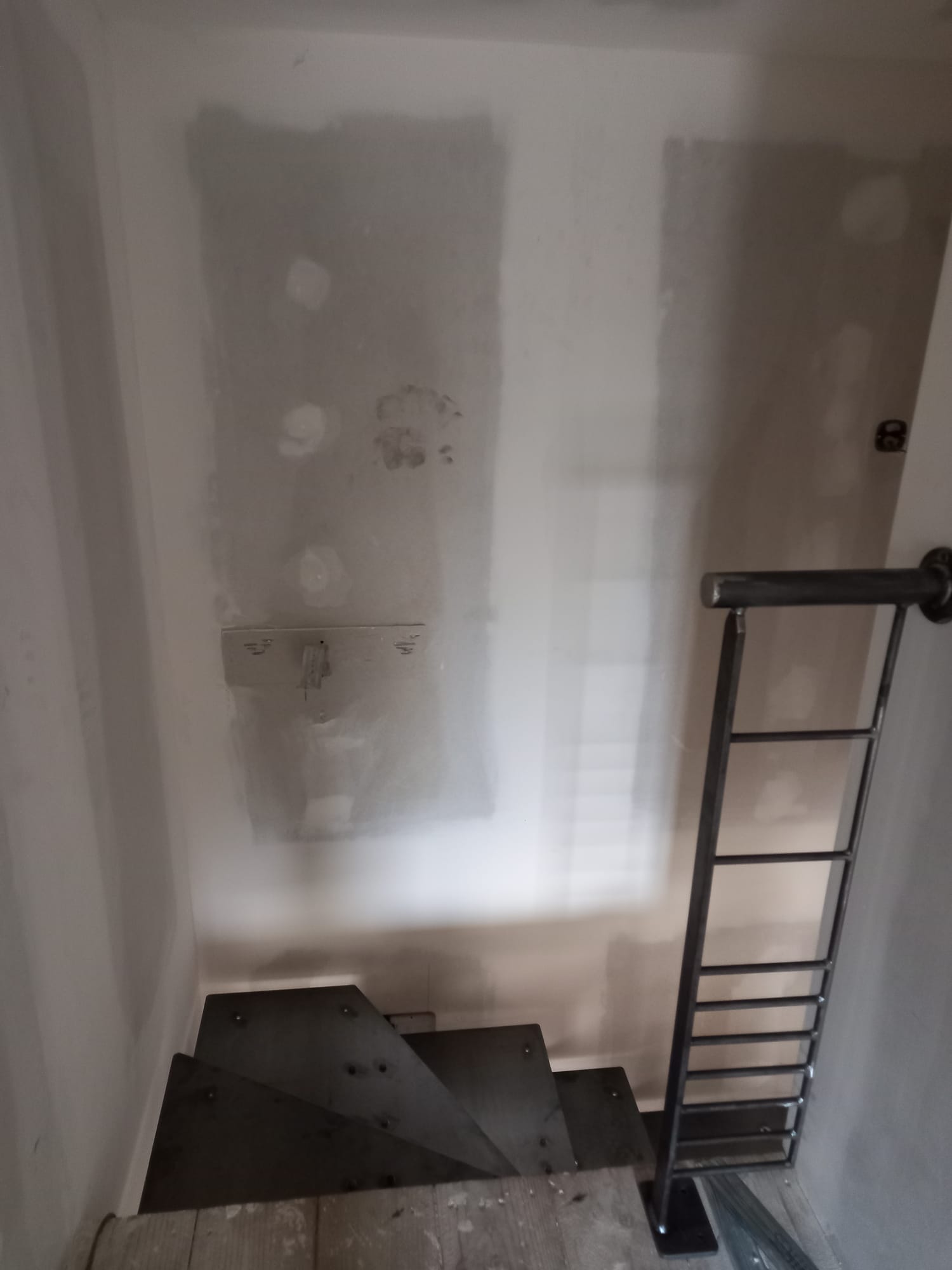 escalier industriel en acier dans une maison rénovée en Ardèche