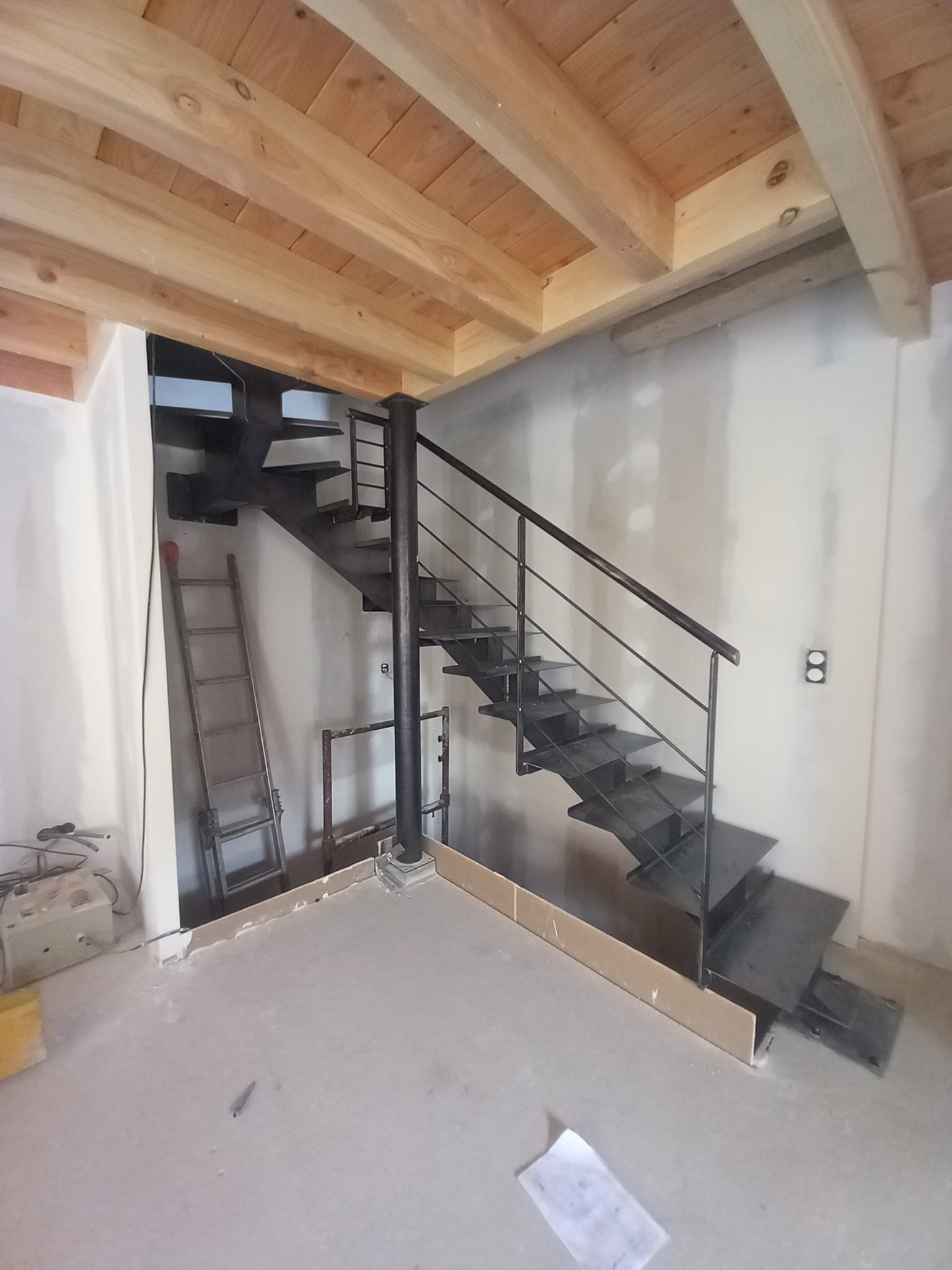 escalier industriel en acier dans une maison rénovée en Ardèche